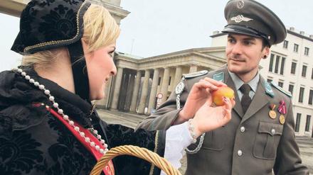 Schwarzkäppchen und der gute Grenzer. Am Einheitstag ist alles erlaubt. Foto: dpa