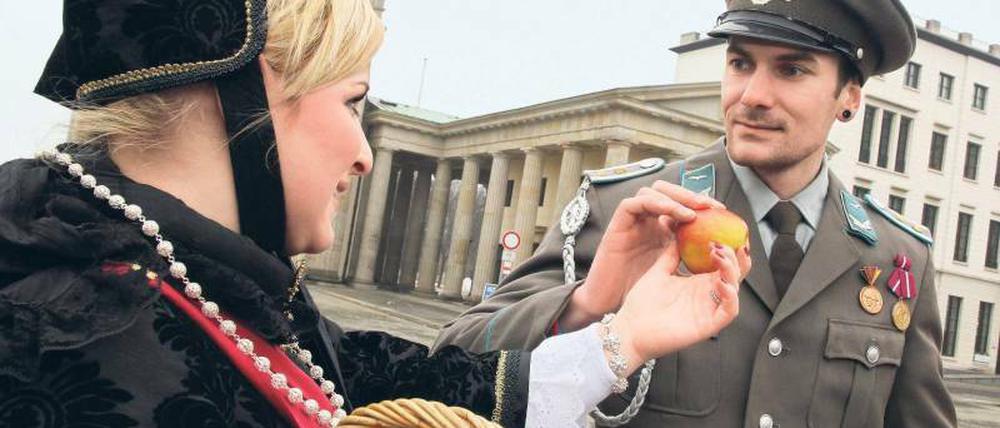 Schwarzkäppchen und der gute Grenzer. Am Einheitstag ist alles erlaubt. Foto: dpa
