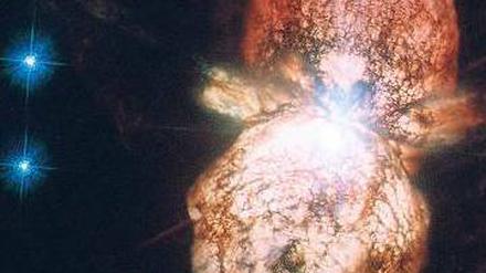 Bausteine für eine neue Welt. Bei der Explosion eines Sterns werden schwere Elemente frei, die zuvor in seinem Inneren entstanden sind. Sie können dann in Planeten eingebaut werden. 