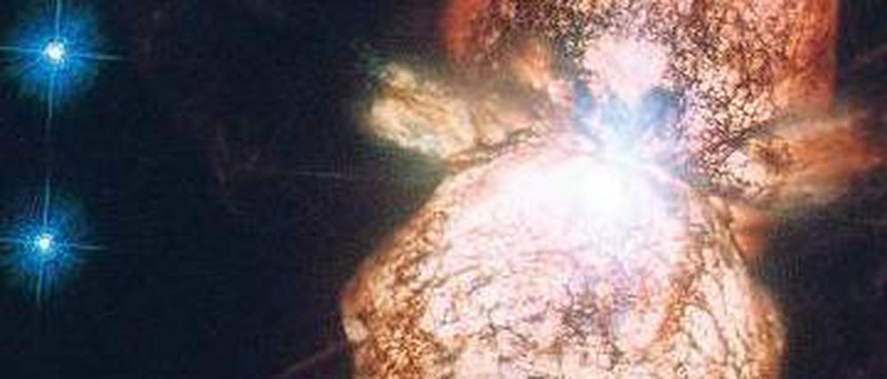 Bausteine für eine neue Welt. Bei der Explosion eines Sterns werden schwere Elemente frei, die zuvor in seinem Inneren entstanden sind. Sie können dann in Planeten eingebaut werden. 