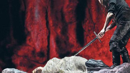 Liebe tut weh. Lance Ryan als Siegfried und Irene Theorin als Brünnhilde.