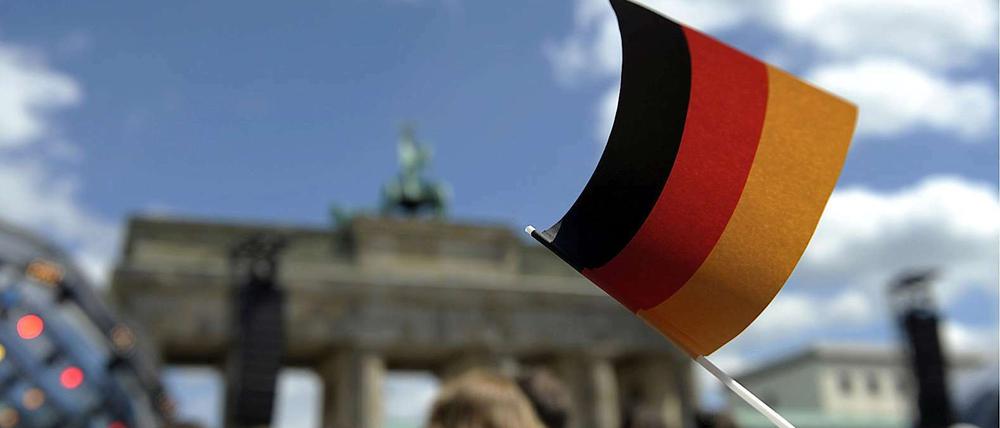 Unser Autor findet, die Ossis könnten ruhig ein bisschen Dankbarkeit für die Wiedervereinigung zeigen. Da könnte man doch mal ein Fähnchen schwingen!