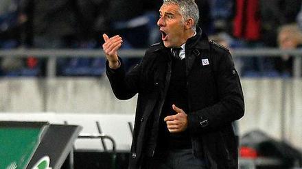 Schnelle Reaktion. Beim Spiel gegen Levante sortierte Trainer Slomka nach einem Platzverweis die Mannschaft neu.