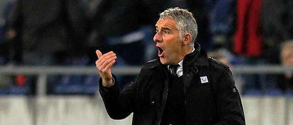 Schnelle Reaktion. Beim Spiel gegen Levante sortierte Trainer Slomka nach einem Platzverweis die Mannschaft neu.