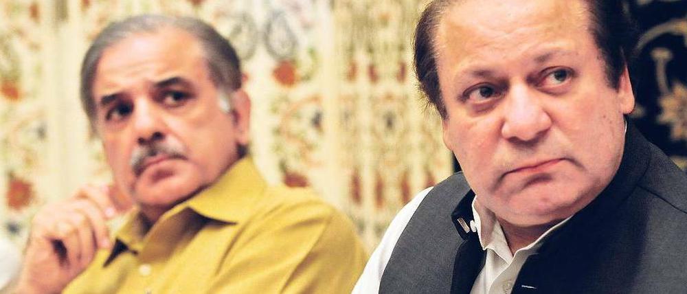 Shahbaz Sharif (links), der an der Spitze der Provinz Pandschab steht, ist der Bruder des pakistanischen Ex-Premierministers Nawaz Sharif (rechts).