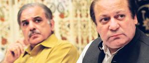 Shahbaz Sharif (links), der an der Spitze der Provinz Pandschab steht, ist der Bruder des pakistanischen Ex-Premierministers Nawaz Sharif (rechts).