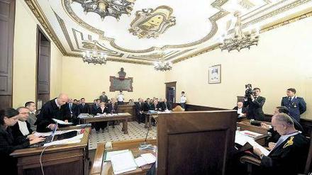 Der Gerichtssaal. Hier wird der Diebstahl der Akten verhandelt. Der Angeklagte sitzt die ganze Zeit fast versteckt ganz am Rand (3. von links). Geht es nur um ihn? Foto: dpa