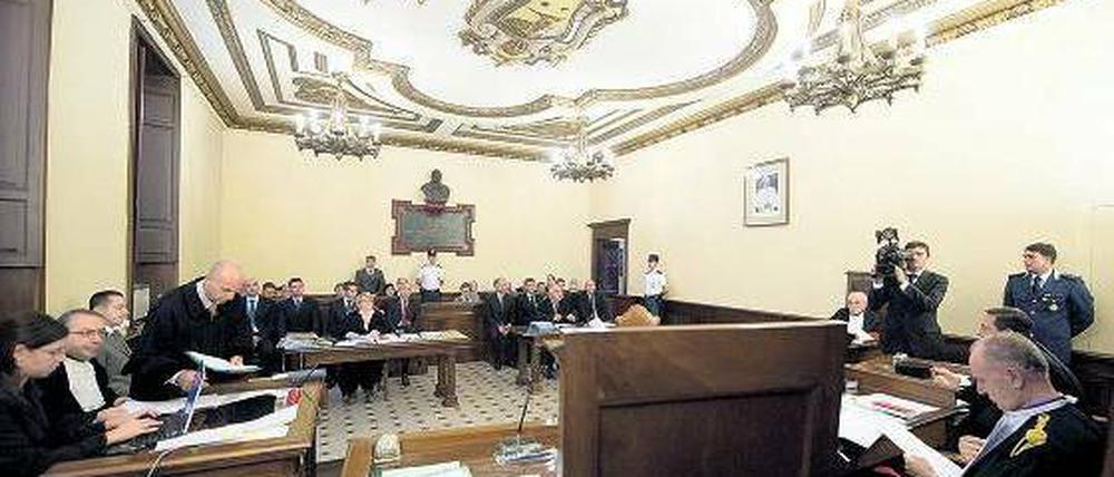 Der Gerichtssaal. Hier wird der Diebstahl der Akten verhandelt. Der Angeklagte sitzt die ganze Zeit fast versteckt ganz am Rand (3. von links). Geht es nur um ihn? Foto: dpa
