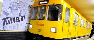 Untergrund-Kunst: Im Berliner U-Bahnhof Bernauer Straße erinnern Comic-Panels an die Mauerjahre.