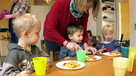 In vielen Schulhorten und Kitas wird nach dem verdorbenen Essen eines Caterers improvisiert.