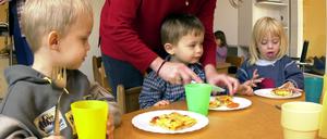 In vielen Schulhorten und Kitas wird nach dem verdorbenen Essen eines Caterers improvisiert.