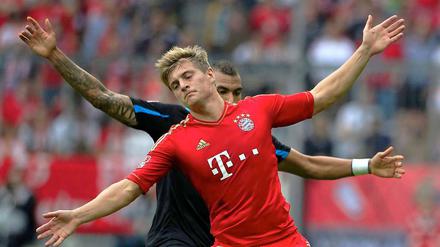Bayerns Toni Kroos (v) und der Hoffenheimer Daniel Williams zelebrieren einen Zweikampf auf ihre ganz eigene Art.