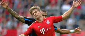 Bayerns Toni Kroos (v) und der Hoffenheimer Daniel Williams zelebrieren einen Zweikampf auf ihre ganz eigene Art.