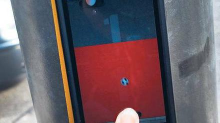 Tückisches Lifestyle-Produkt. In Deutschland nutzen 26 Millionen Menschen Smartphones oder Tablets zum Surfen im Internet. Jeder Nutzer richtet sein Gerät für seine Zwecke ein. Damit gehen massenhaft persönliche Daten online. Foto: dapd
