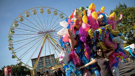 Volksfest am Brandenburger Tor: Schon kurz nach der Eröffnung war die Festmeile gut gefüllt.