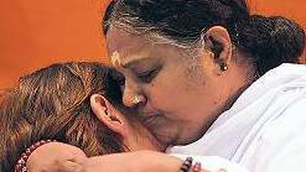 Amma ist da. Mata Amritanandamayi umarmt im Velodrom. Foto: dpa