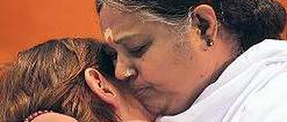 Amma ist da. Mata Amritanandamayi umarmt im Velodrom. Foto: dpa