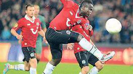 Voller Einsatz. Didier Ya Konan traf für die dezimierten Hannoveraner. Foto: Reuters