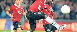 Voller Einsatz. Didier Ya Konan traf für die dezimierten Hannoveraner. Foto: Reuters