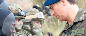 Schlechter Zustand. Spaniens Kronzprinz Felipe inspiziert die Truppe.