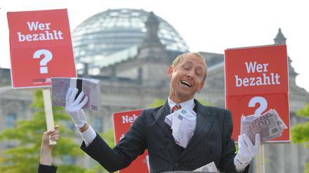 Organisationen wie "Transparency International" oder LobbyControl fordern, dass Politiker immer offen legen müssen, wenn sie Geld aus der Wirtschaft erhalten.