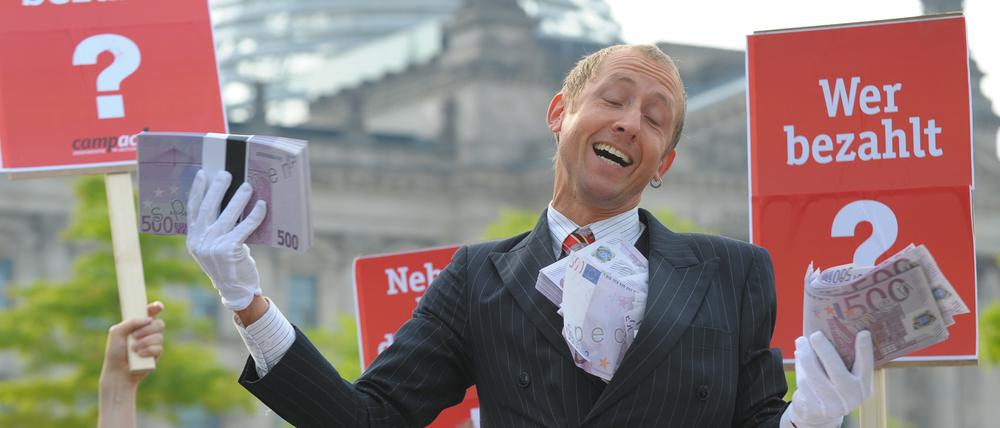 Organisationen wie "Transparency International" oder LobbyControl fordern, dass Politiker immer offen legen müssen, wenn sie Geld aus der Wirtschaft erhalten.