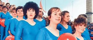 Frohsinn in Blau-Rot. Sportlerinnen vor dem Einmarsch ins Stadion der Weltjugend, Ost-Berlin, Pfingsten 1989. 