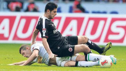 Borussia stoppt Eintracht. Zambrano wird von Xhaka zu Boden gestreckt. Foto: dpa