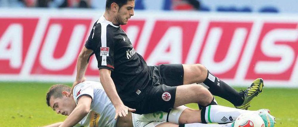 Borussia stoppt Eintracht. Zambrano wird von Xhaka zu Boden gestreckt. Foto: dpa
