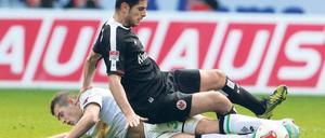 Borussia stoppt Eintracht. Zambrano wird von Xhaka zu Boden gestreckt. Foto: dpa