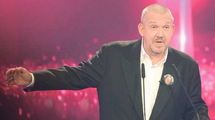 Dietmar Bär war Laudator für die besten Schauspielerinnen des Jahres. Der Button an seinem Jackett erinnerte an den verstorbenen Komiker Dirk Bach. Foto: dapd