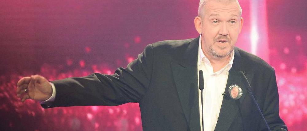 Dietmar Bär war Laudator für die besten Schauspielerinnen des Jahres. Der Button an seinem Jackett erinnerte an den verstorbenen Komiker Dirk Bach. Foto: dapd