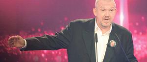 Dietmar Bär war Laudator für die besten Schauspielerinnen des Jahres. Der Button an seinem Jackett erinnerte an den verstorbenen Komiker Dirk Bach. Foto: dapd