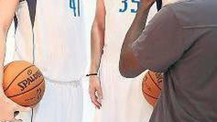 Enger zusammengerückt. Chris Kaman (r.) ist nach Dallas zu seinem Nationalmannschaftskollegen Nowitzki gewechselt. Ab heute sind beide in Berlin. Foto: dapd