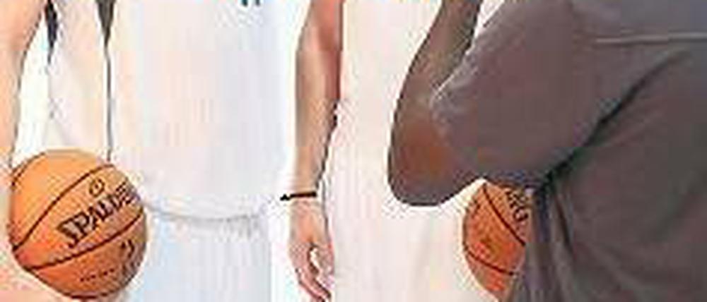 Enger zusammengerückt. Chris Kaman (r.) ist nach Dallas zu seinem Nationalmannschaftskollegen Nowitzki gewechselt. Ab heute sind beide in Berlin. Foto: dapd