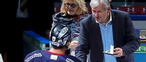 Berlins Bürgermeister Klaus Wowereit (r.) übergab den Berliner Meisterspielern um Tyson Mulock vor dem Spiel gegen Hamburg ihre verdienten Meisterschaftsringe.