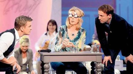 Streicheleinheiten gab’s am Samstag nur für die Hundehaarreste, an denen Wettkandidatin Monika Thaler die jeweiligen Rassen erkennen wollte. Schauspieler Wotan Wilke Möhring (r.) machte Witze, während Moderator Markus Lanz wenig einfiel. Foto: ZDF