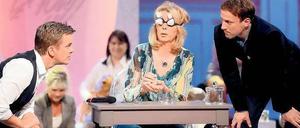 Streicheleinheiten gab’s am Samstag nur für die Hundehaarreste, an denen Wettkandidatin Monika Thaler die jeweiligen Rassen erkennen wollte. Schauspieler Wotan Wilke Möhring (r.) machte Witze, während Moderator Markus Lanz wenig einfiel. Foto: ZDF