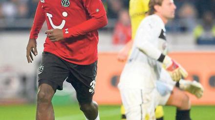 Mame ist wieder da. Der lange verletzte Diouf feiert seinen späten Ausgleich für Hannover 96. Foto: Reuters