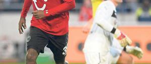 Mame ist wieder da. Der lange verletzte Diouf feiert seinen späten Ausgleich für Hannover 96. Foto: Reuters