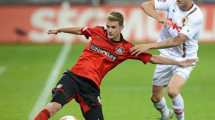 Lars Bender (l.), hier im Zweikampf mit dem Augsburger Mittelfeldspieler Kevin Vogt, steht für die beiden kommenden WM-Qualifikationsspiele nicht zur Verfügung.