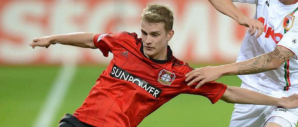 Lars Bender (l.), hier im Zweikampf mit dem Augsburger Mittelfeldspieler Kevin Vogt, steht für die beiden kommenden WM-Qualifikationsspiele nicht zur Verfügung.