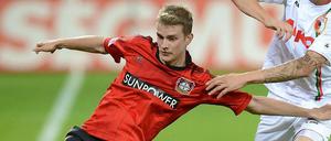 Lars Bender (l.), hier im Zweikampf mit dem Augsburger Mittelfeldspieler Kevin Vogt, steht für die beiden kommenden WM-Qualifikationsspiele nicht zur Verfügung.