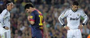 Gesenkte Köpfe: Sowohl Cristiano Ronaldo (r.) als auch Lionel Messi (m.) erzielten zwei Treffer, doch einen Sieg konnten beide nicht einfahren. Mesut Özil (l.) stand bei Real in der Startelf und bereitete den 2:2-Ausgleich vor.