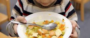 Keime auf dem Teller? Nach den massenhaften Erkrankungen von Schülern in mehreren Bundesländern ist die Verunsicherung groß.