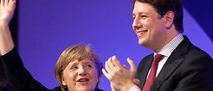 Prominent unterstützt: JU-Vorsitzender Philipp Mißfelder neben der Bundeskanzlerin.