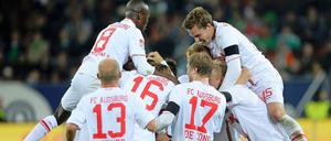 Der Jubel war groß bei den Augsburgern über ihren ersten Saisonsieg.