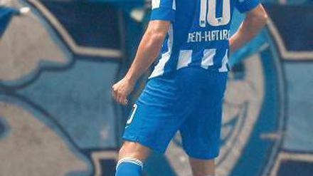 Hey, hier kommt Änis. Ben-Hatira bejubelt seine beiden Tore mit den Hertha-Fans in der Ostkurve. Foto: dpa