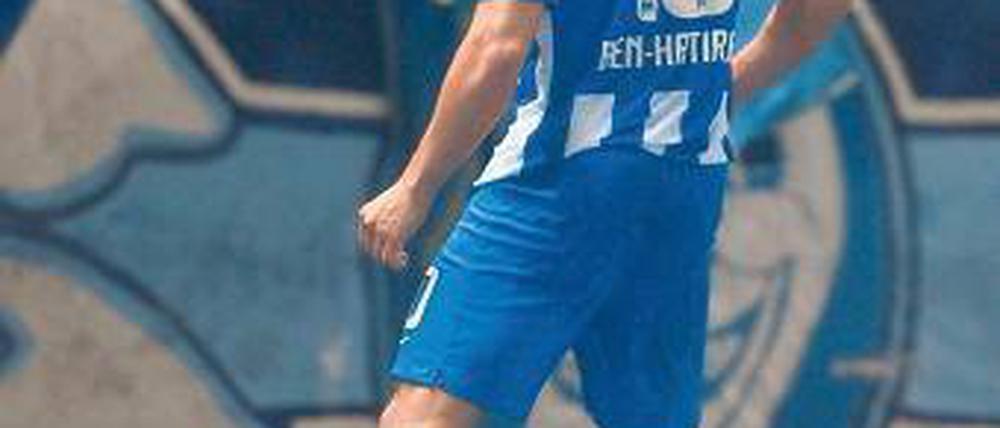 Hey, hier kommt Änis. Ben-Hatira bejubelt seine beiden Tore mit den Hertha-Fans in der Ostkurve. Foto: dpa