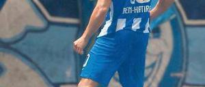 Hey, hier kommt Änis. Ben-Hatira bejubelt seine beiden Tore mit den Hertha-Fans in der Ostkurve. Foto: dpa